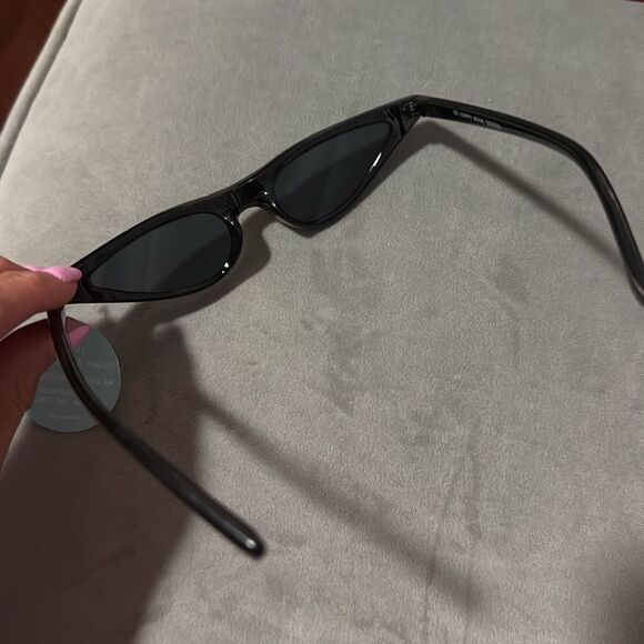Black Cat Eye Sunglasses Small Frame Black BRAND NEW - Womens Trendy Frame - Picture 3 of 3